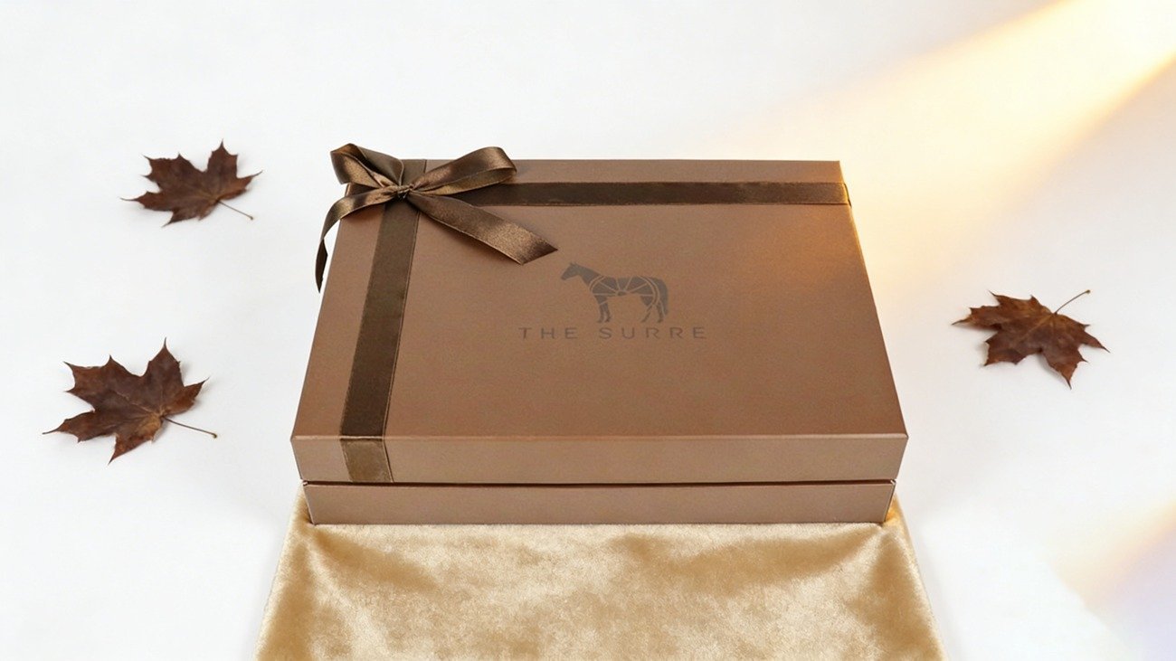 Crown Win Customized Ribbon Clothing Cardboard Gift Box - High end Environmental Protection Clothing Packaging Solution