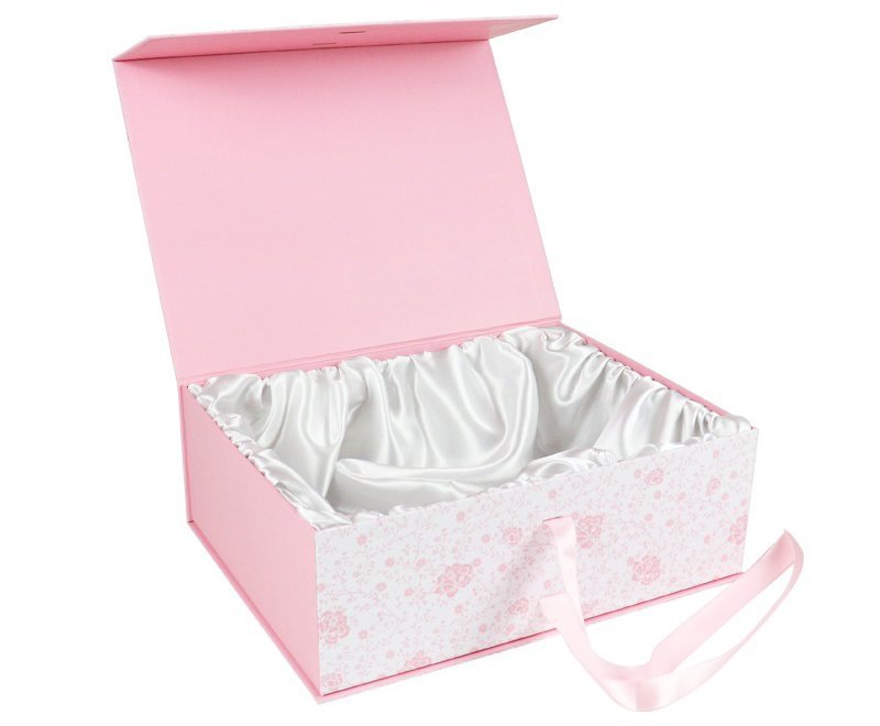Display of a pink custom gift box, used for packaging necklaces and cosmetics, showcasing the matte texture and the printing effect of the brand logo