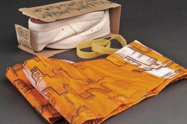 Folding cardboard mural packaging designed specifically for street soccer shoes